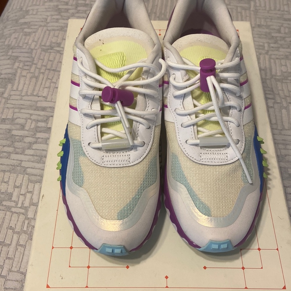 Size 8 med Adidas sneakers